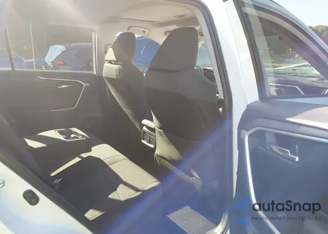 2021 Toyota Rav4 Xle z USA, uszkodzony, nr VIN 2T3P1RFV8MC147558